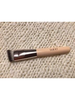 NEW Doll 10 - No. 14 Sculpting Foundation Brush